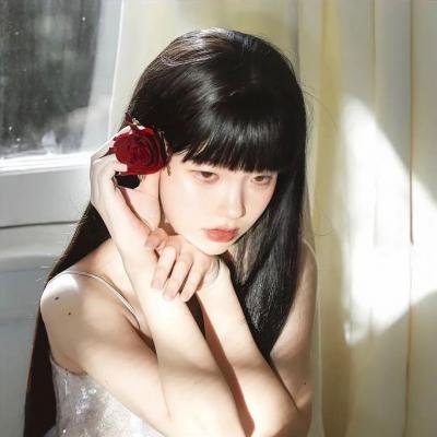 两位穿着同样内衣的女子